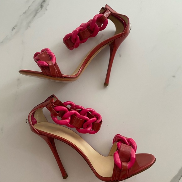 Size 40.5, Versus/Versace, Magenta Chain Link Heels. - Picture 3 of 5